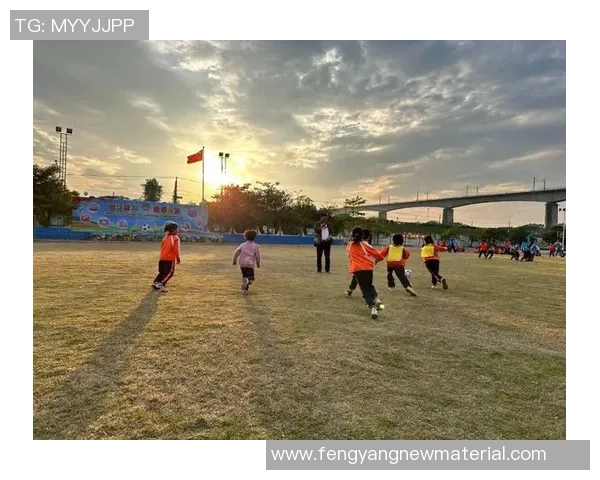 小孩足球明星同框合影高清展示青春活力与梦想追逐